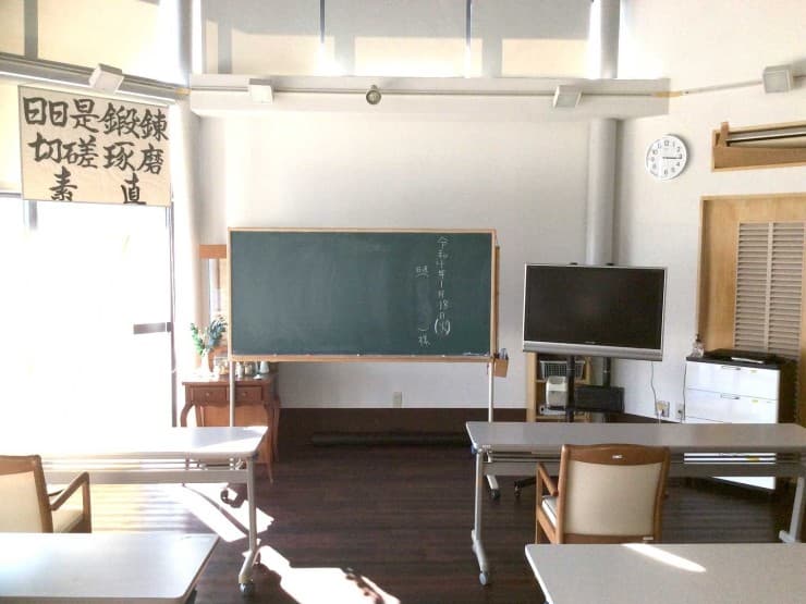 officeMainImageBlurLeft