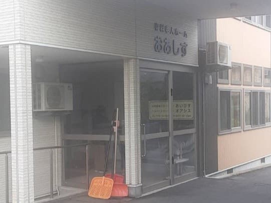 officeMainImageBlurLeft