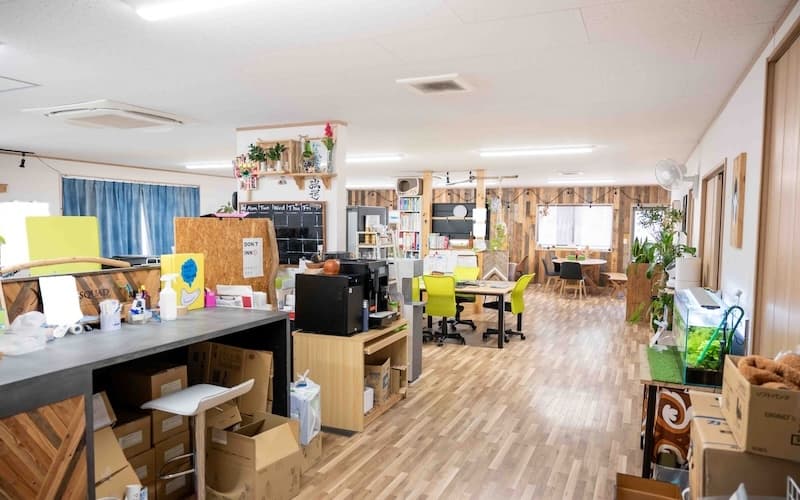 officeMainImageBlurLeft
