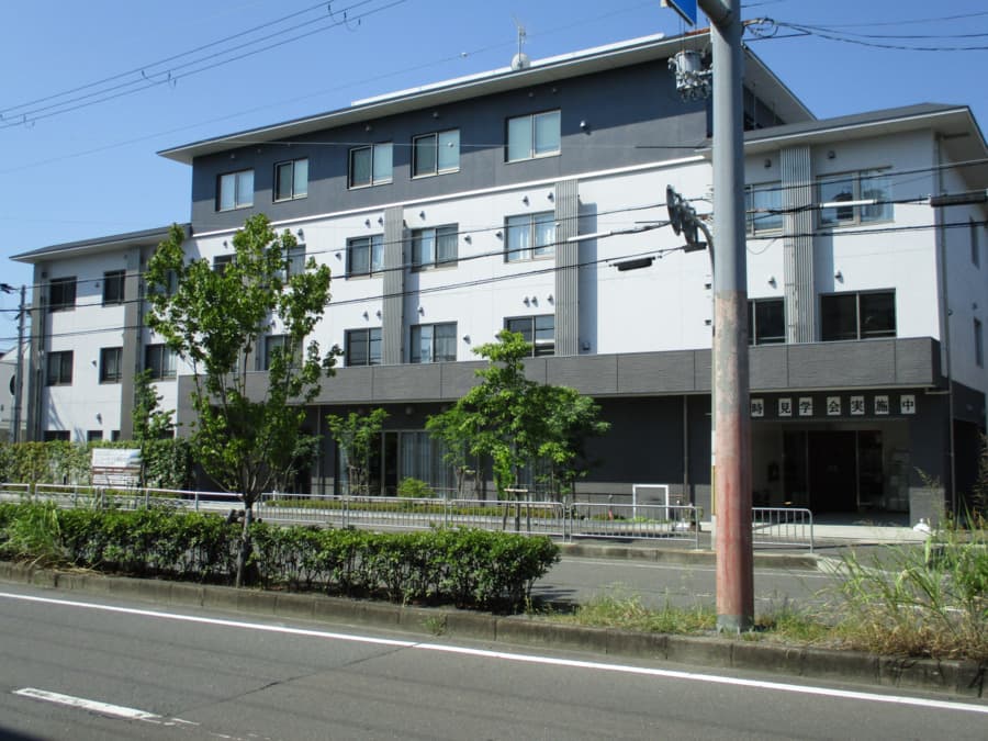officeMainImageBlurLeft