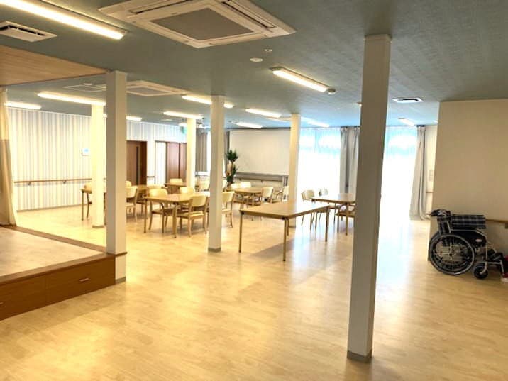 officeMainImageBlurLeft