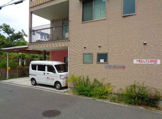 officeMainImageBlurLeft