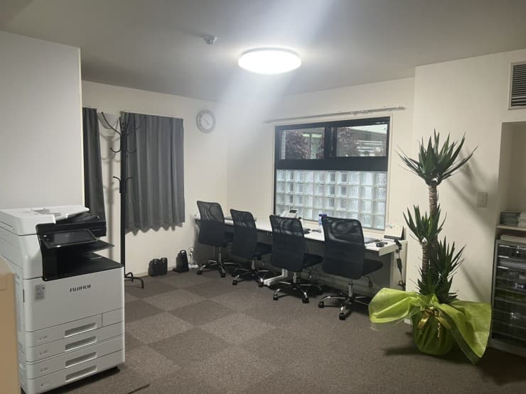 officeMainImageBlurLeft