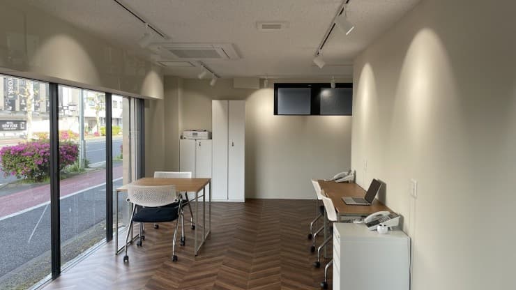officeMainImageBlurLeft