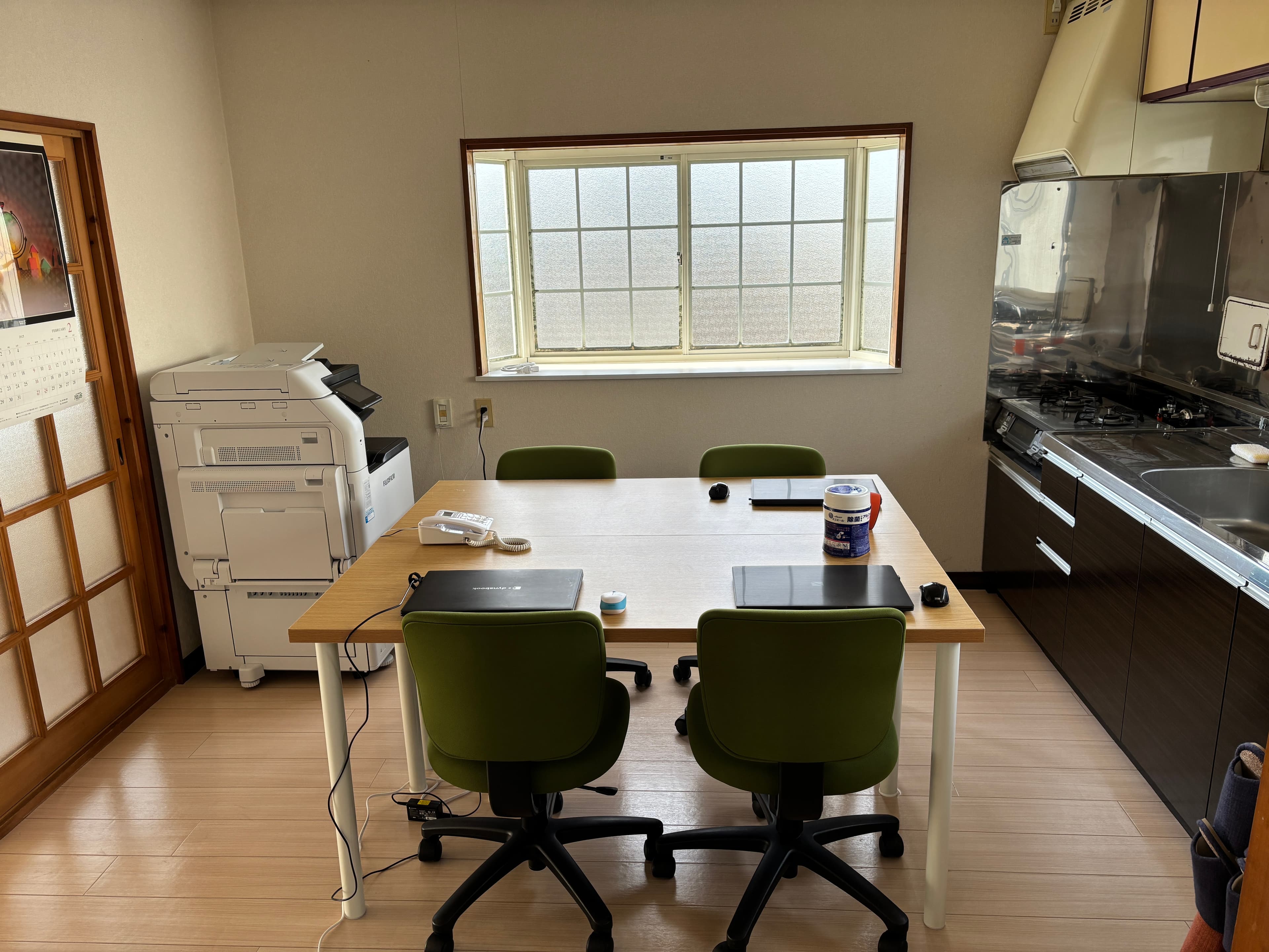 officeMainImageBlurLeft