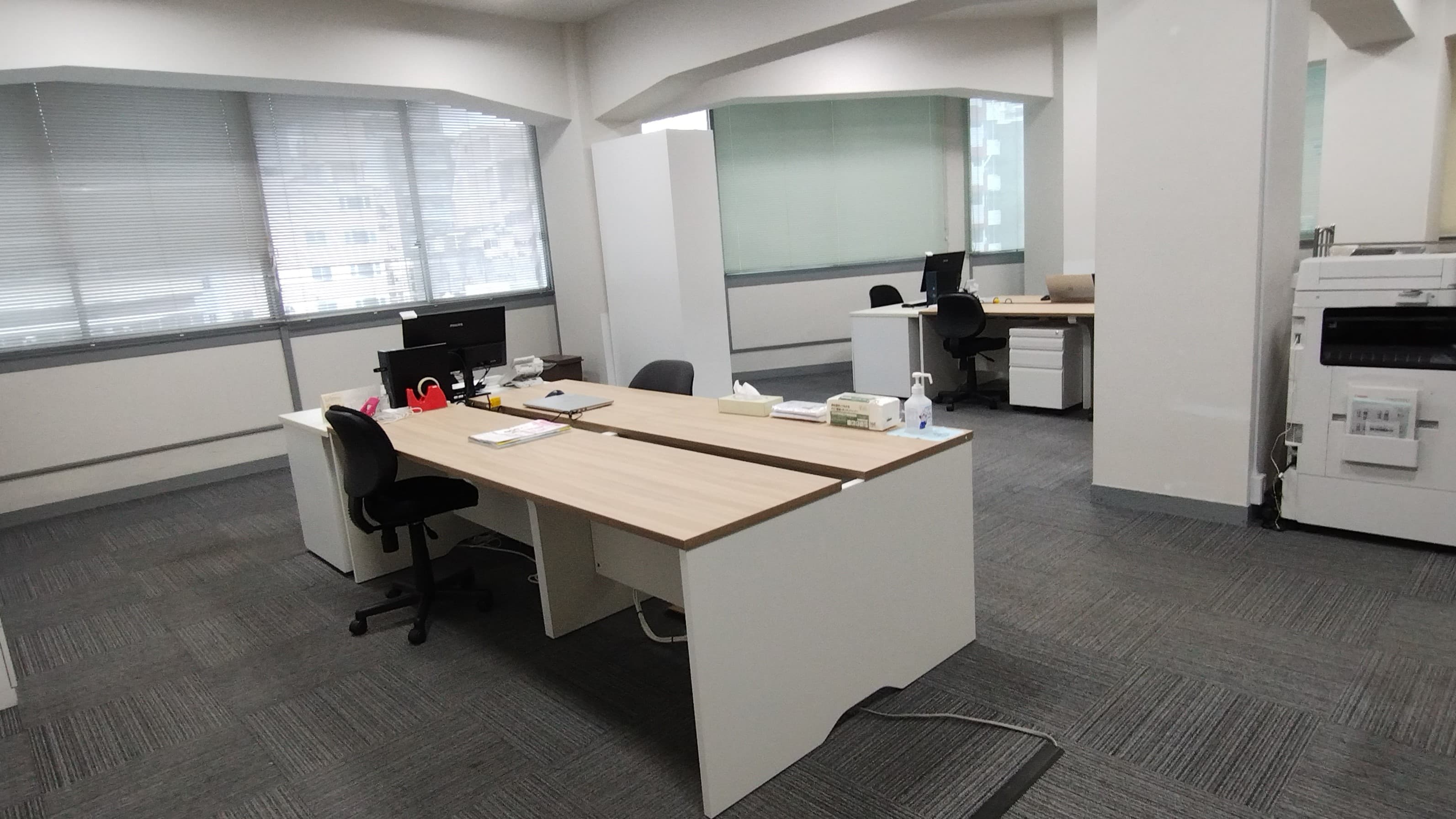 officeMainImageBlurLeft