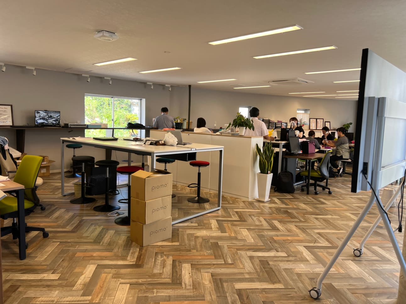 officeMainImageBlurLeft